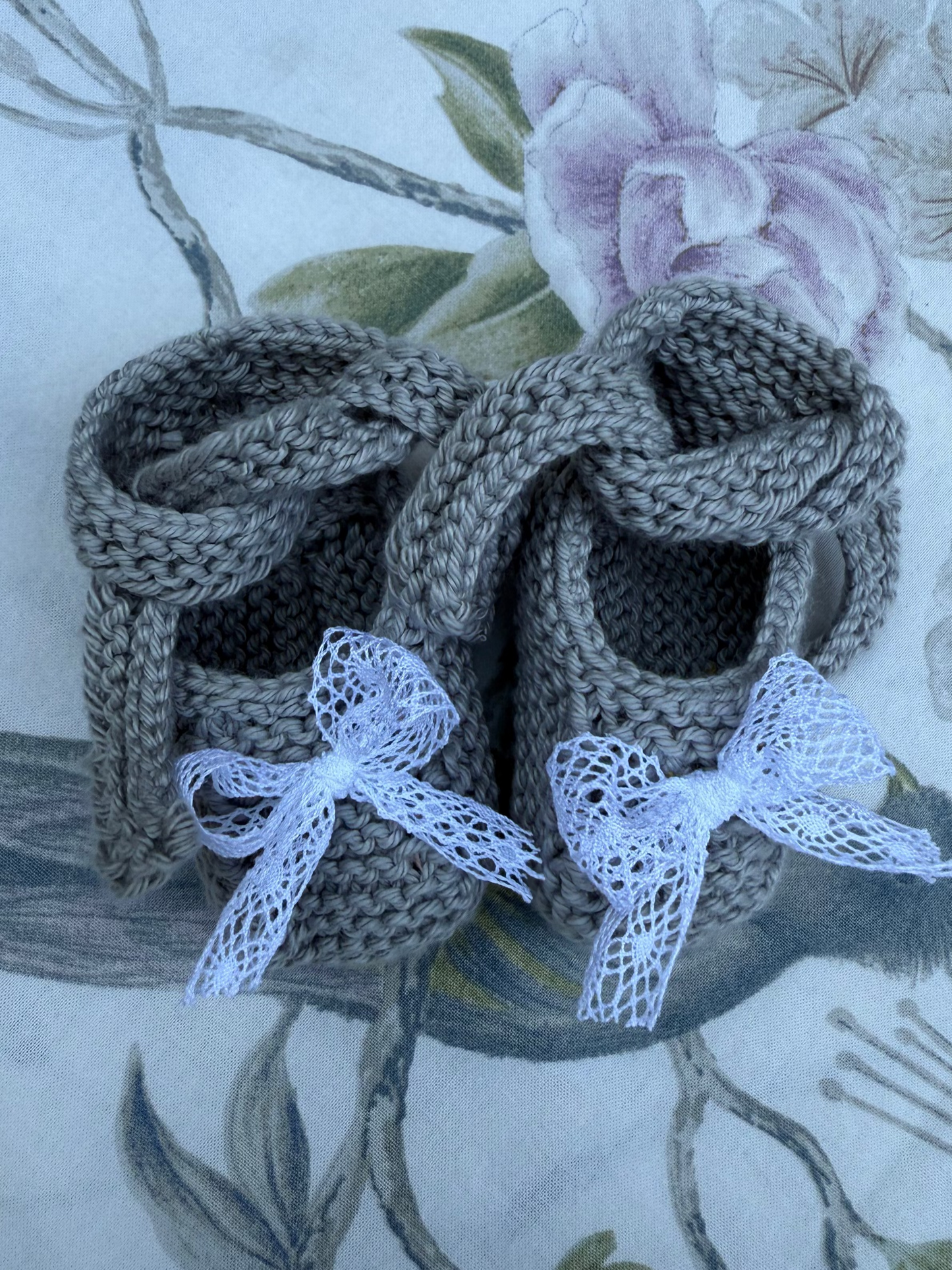 Patuco gris cinta bolillo