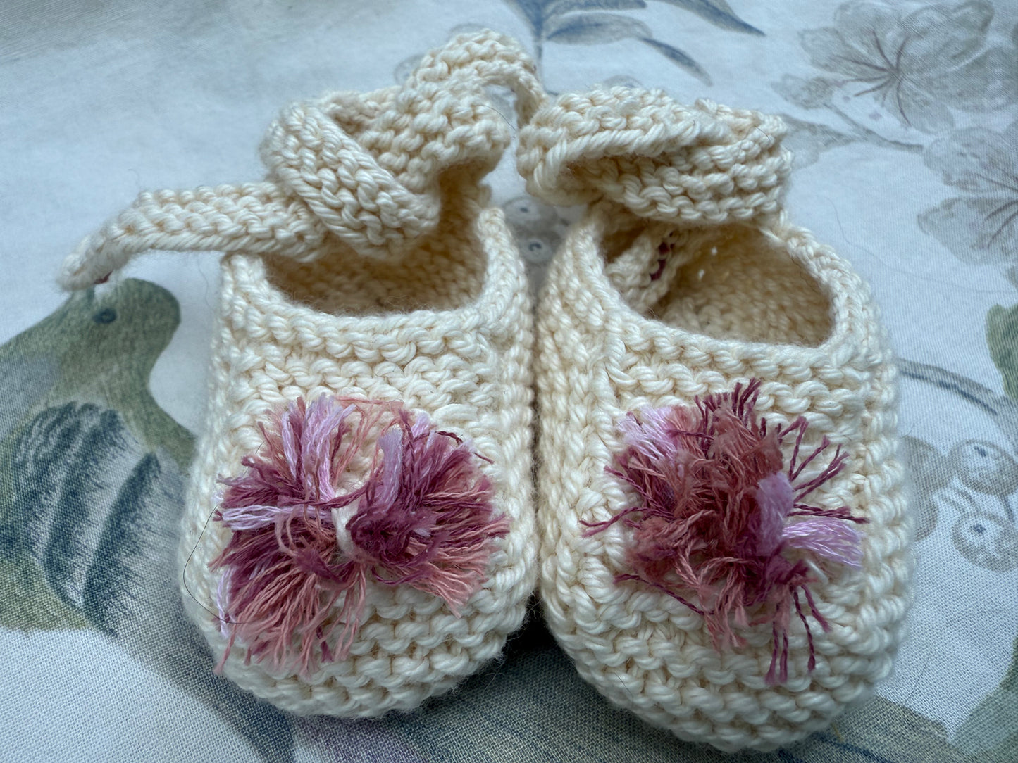 Patuco crudo pompón fucsia