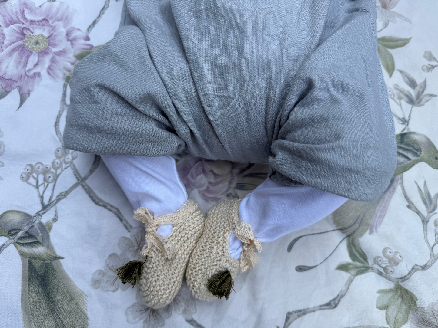 Patuco crudo pompón verde