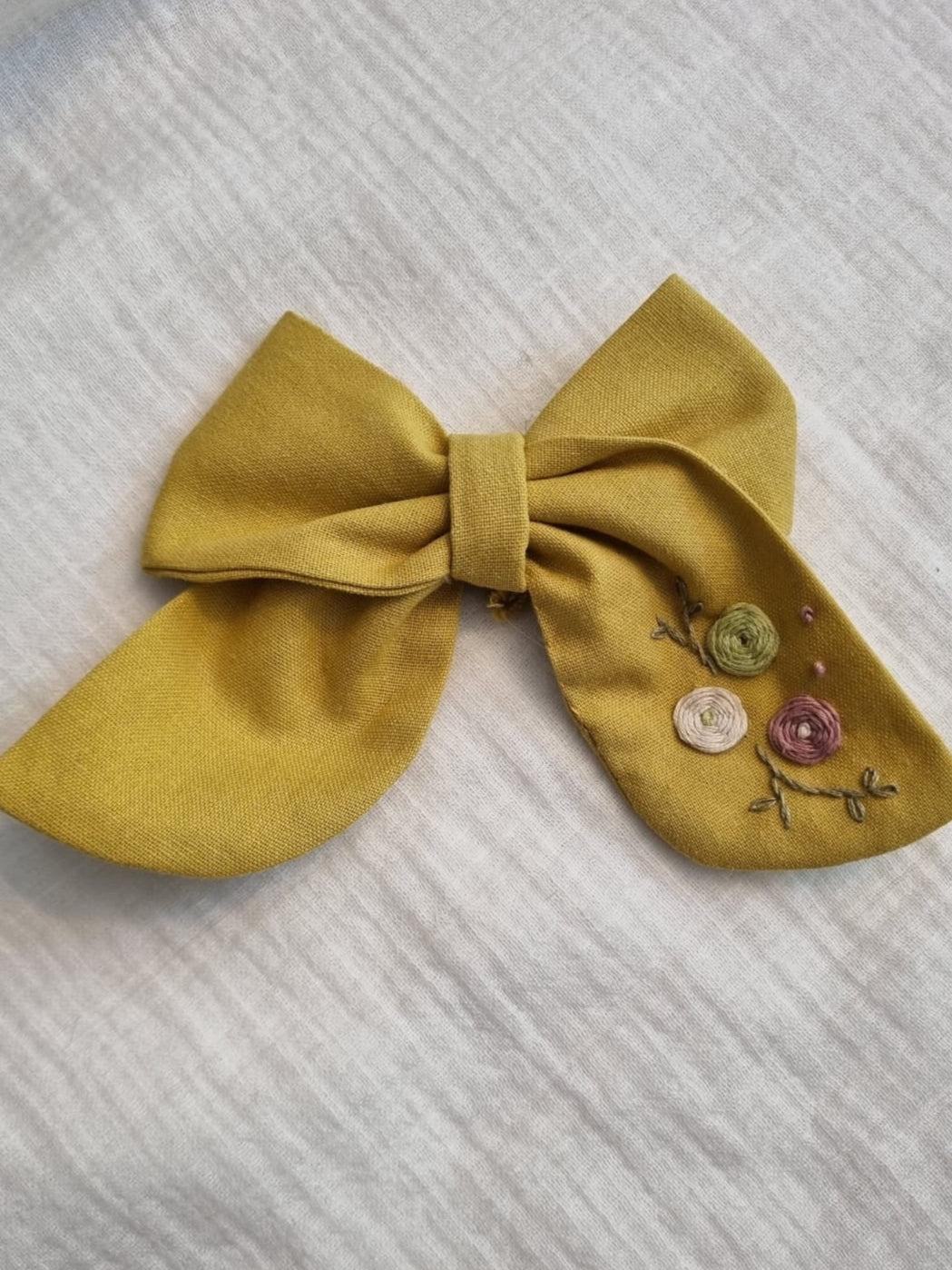 Cinta bordada mostaza