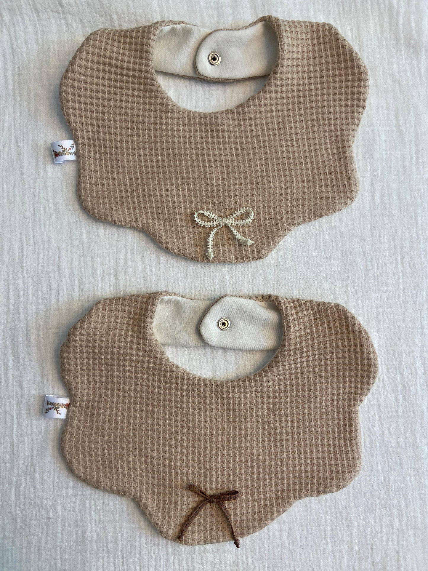 Babero Emilia barquillo cinta beige