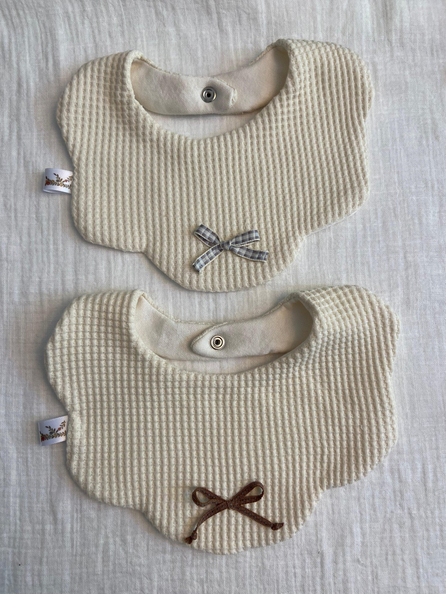 Babero Emilia blanco cinta café