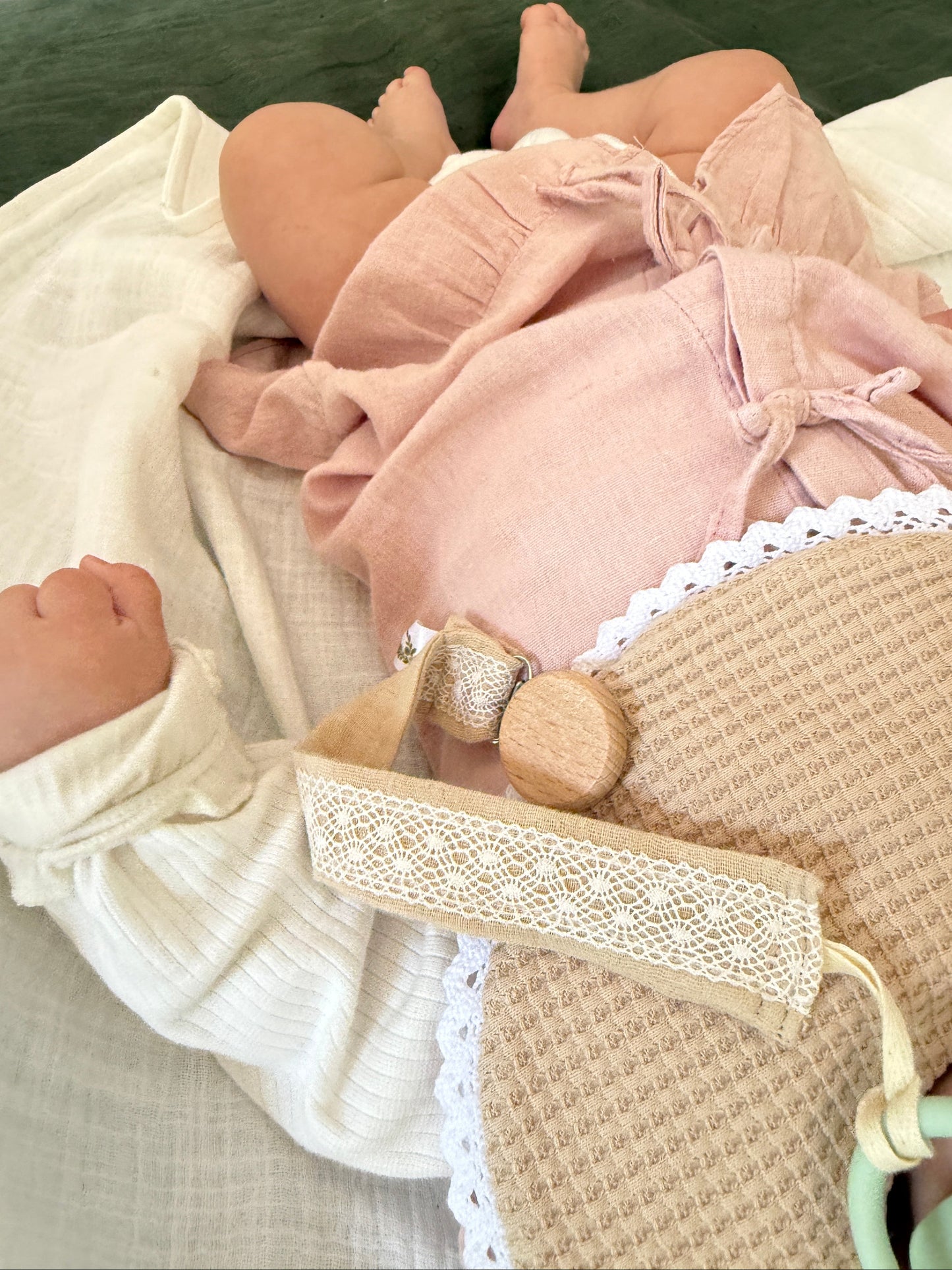 Babero Domingo barquillo bolillo blanco