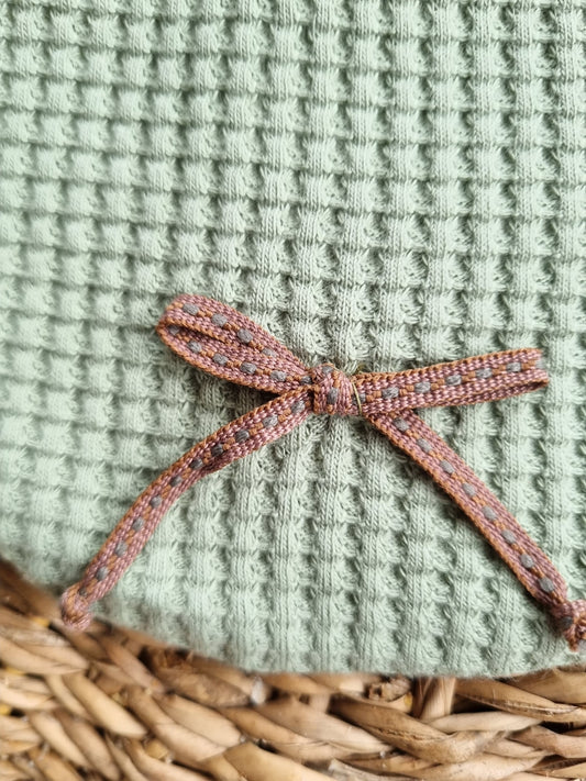 Babero Emilia verde cinta café