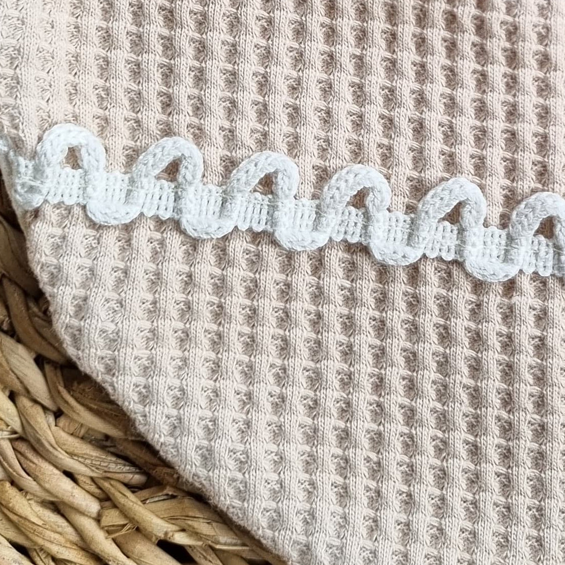 Babero María barquillo cinta beige