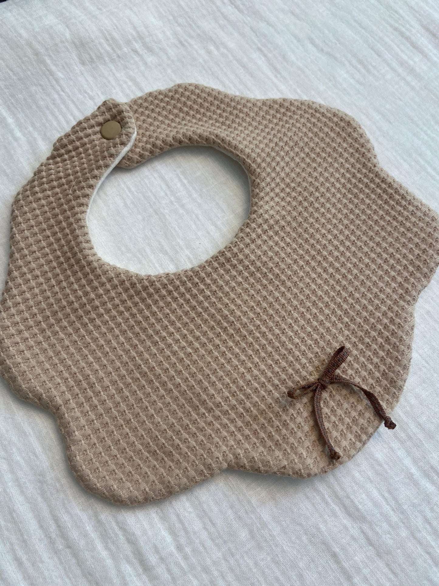 Babero Emilia barquillo cinta café