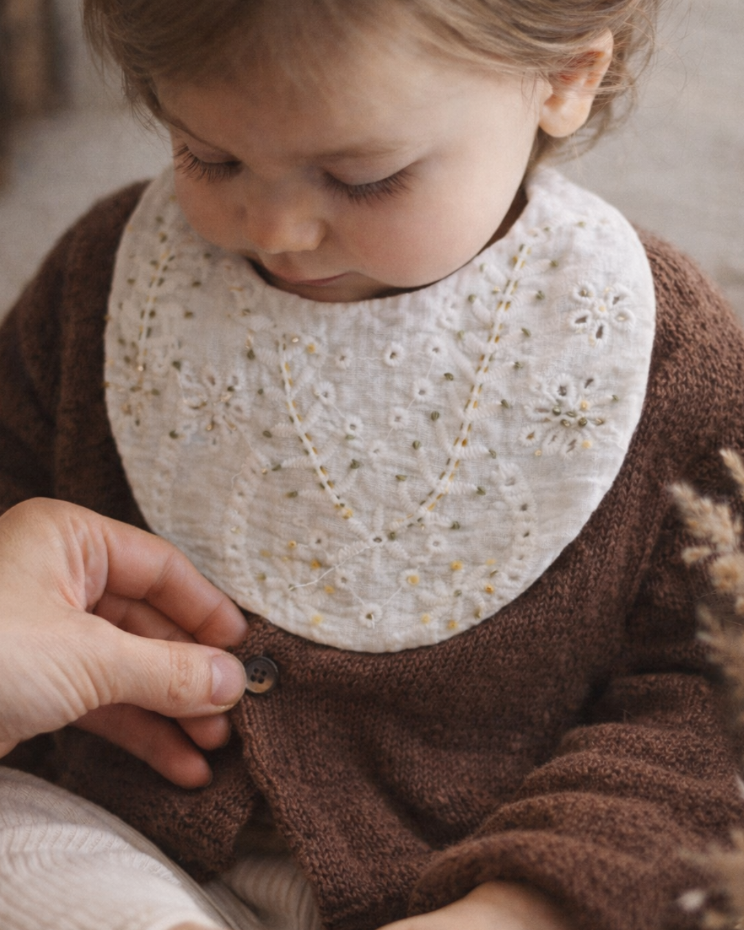 Babero Broderie Bordado Tonos Verdes y Amarillo | Kora Kids