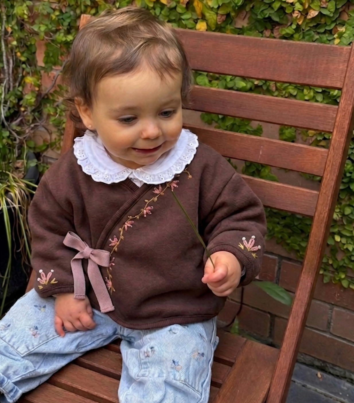 Polerón Niña Café  Cruzado Bordado
