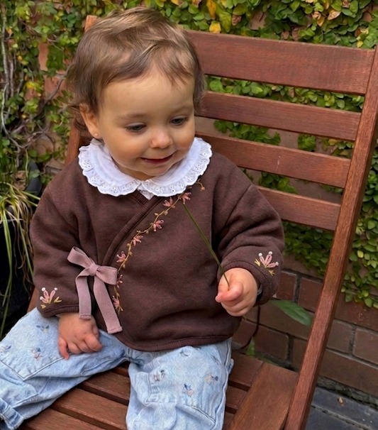Polerón Niña Café  Cruzado Bordado