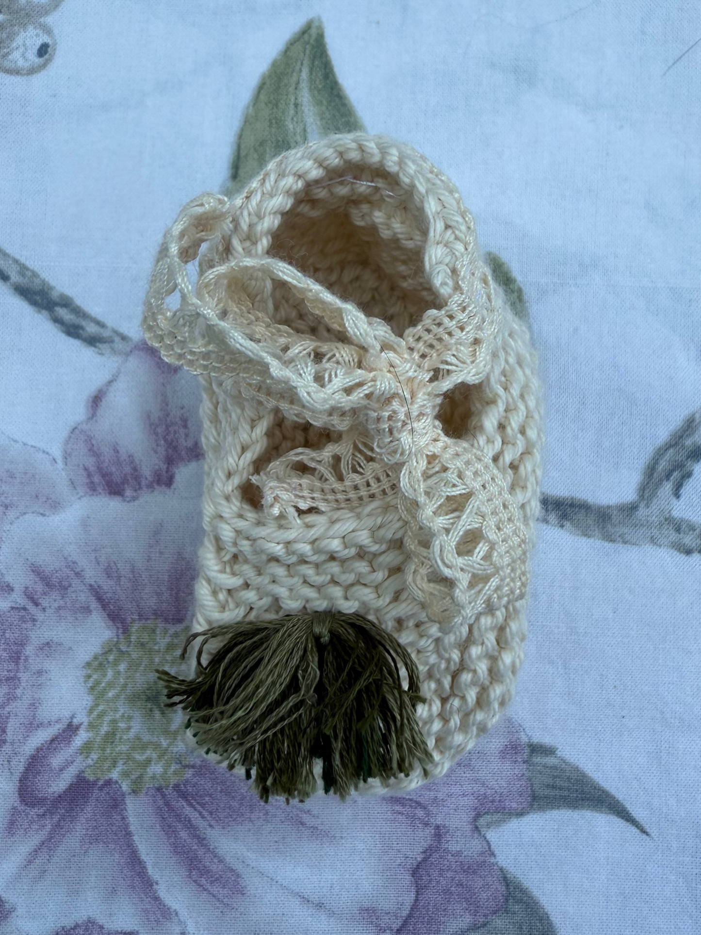 Patuco crudo pompón verde