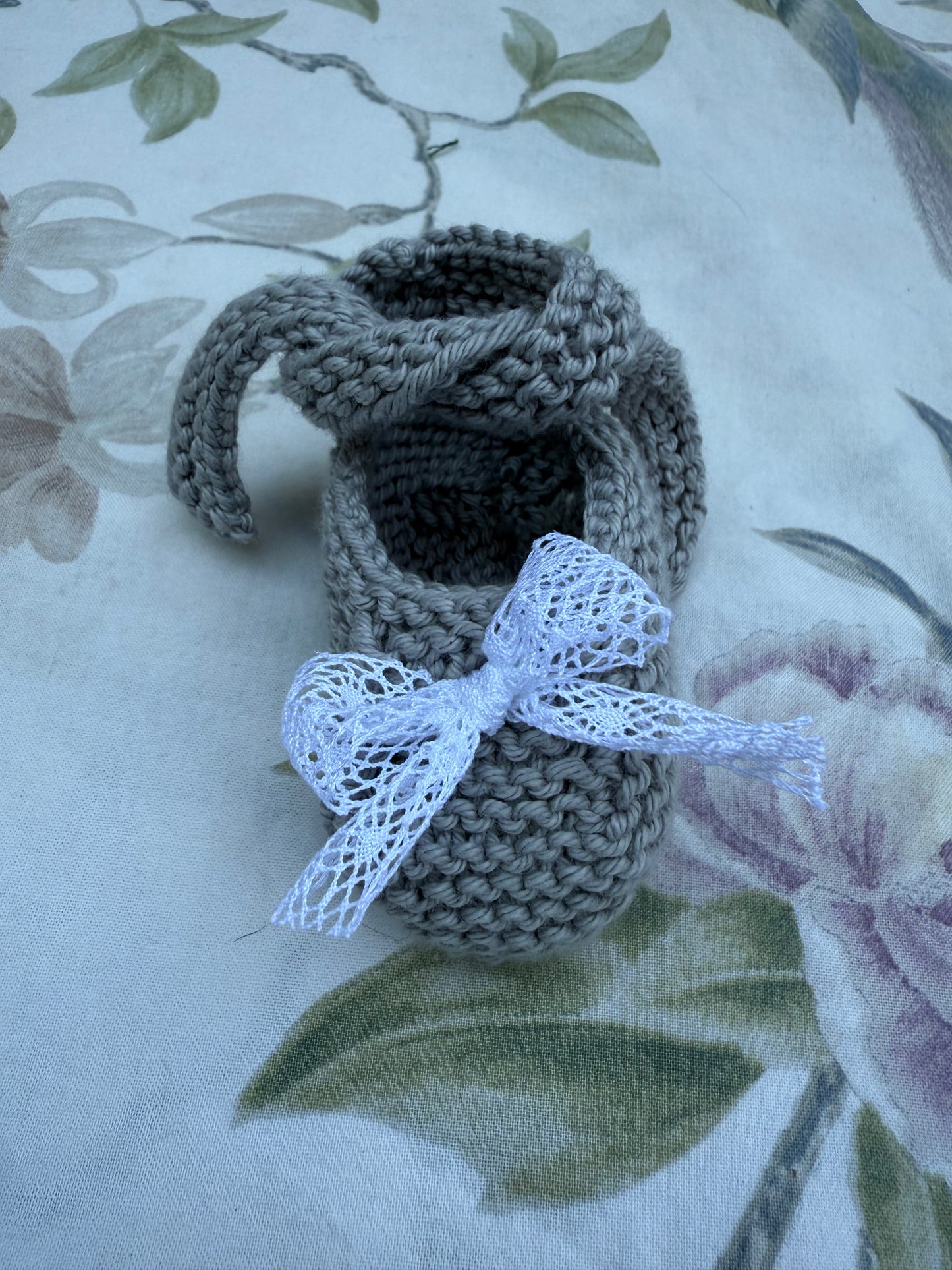 Patuco gris cinta bolillo