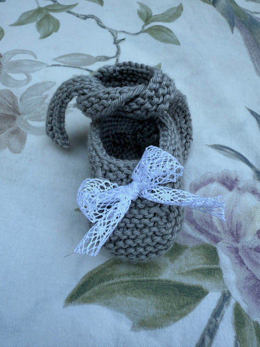 Patuco gris cinta bolillo