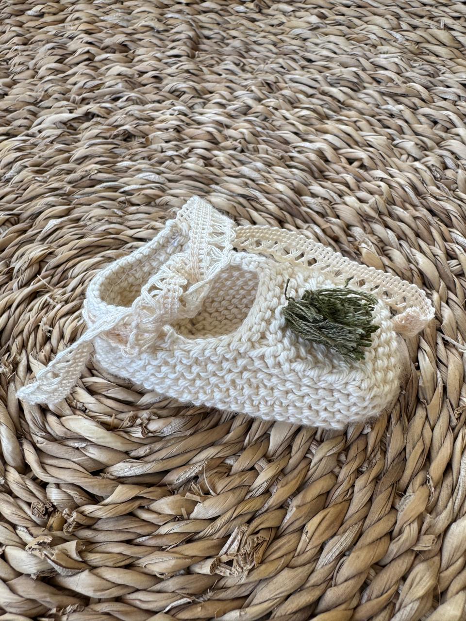 Patuco crudo pompón verde