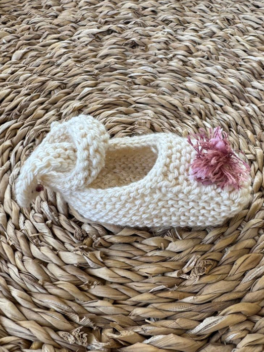 Patuco crudo pompón fucsia