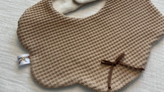 Babero Emilia barquillo cinta café