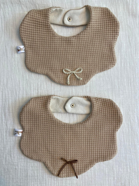 Babero Emilia barquillo cinta café