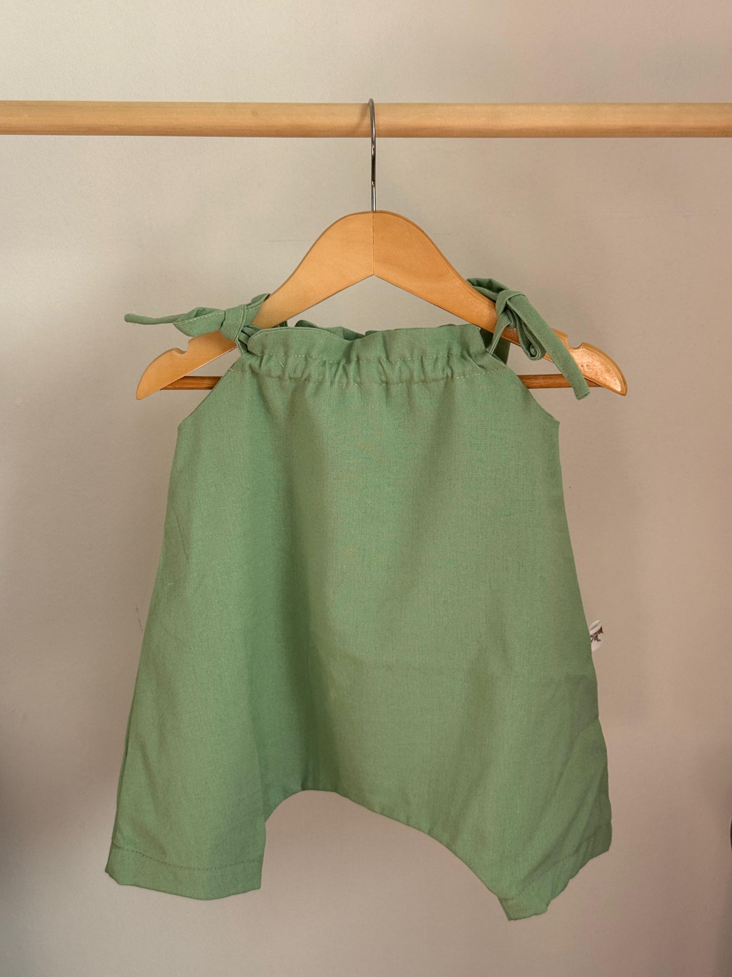 Jardinera tirantes verde