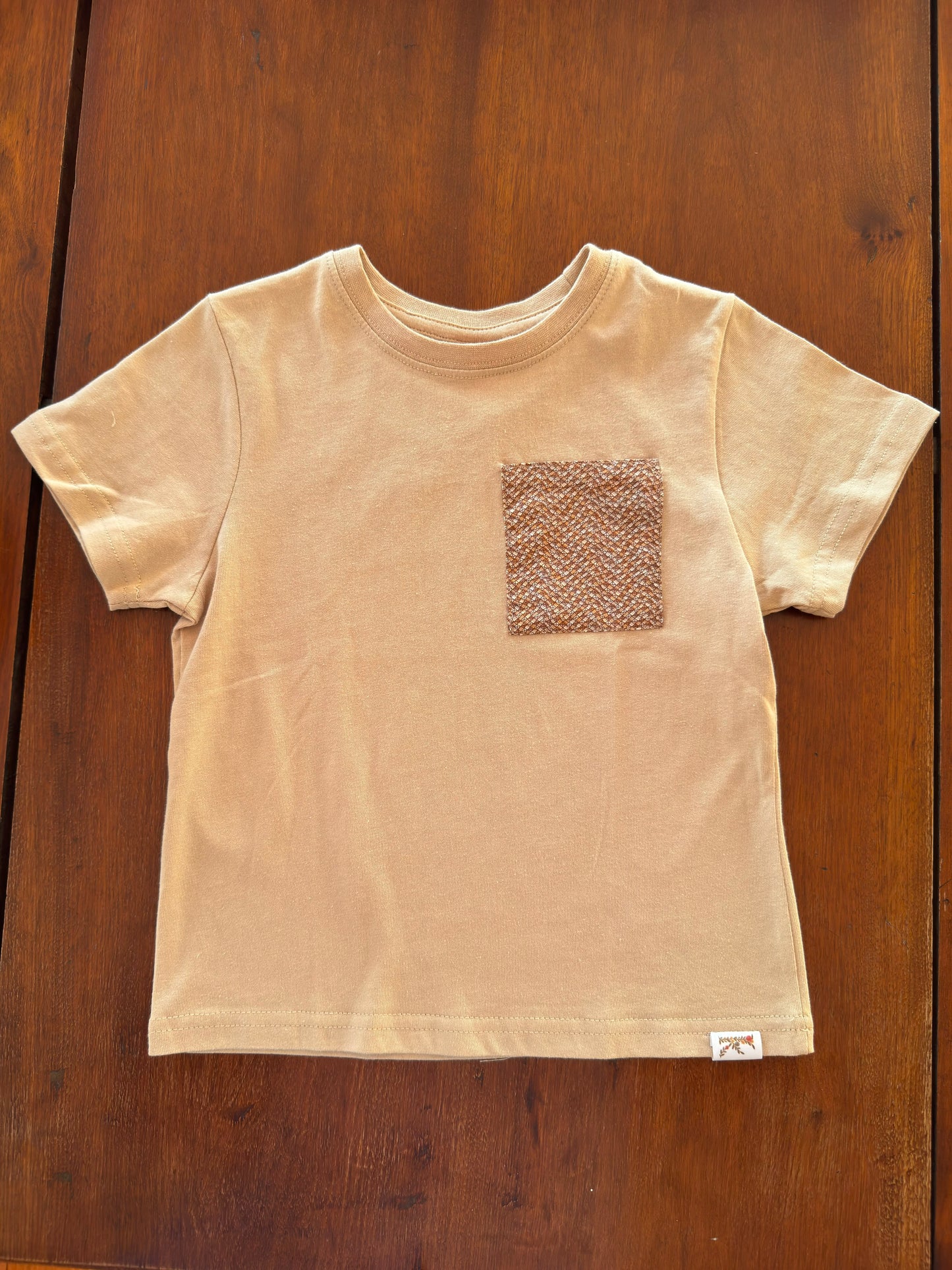 Polera Básica  Canela Parche