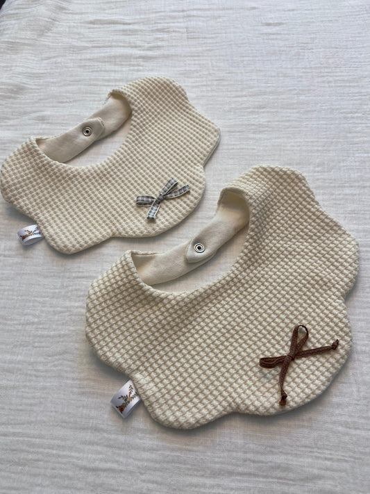 Babero Emilia blanco cinta café