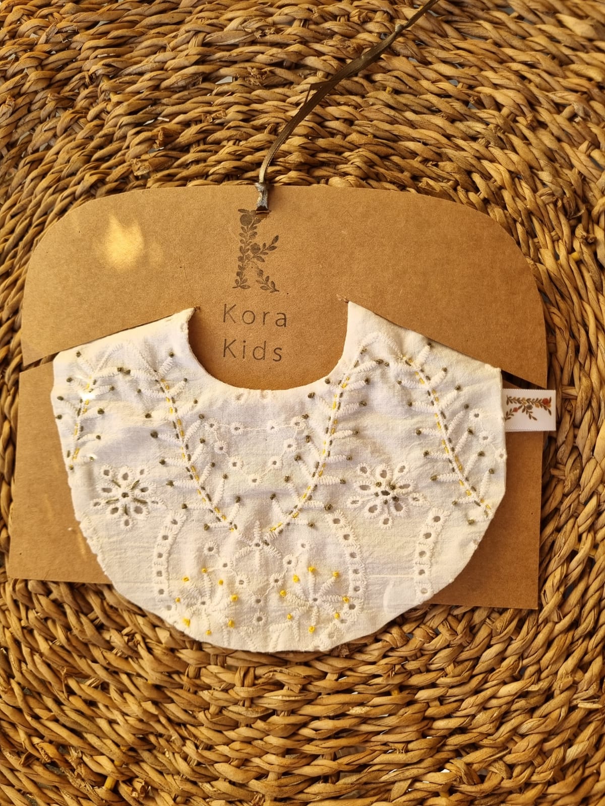 Babero Broderie Bordado Tonos Verdes y Amarillo | Kora Kids