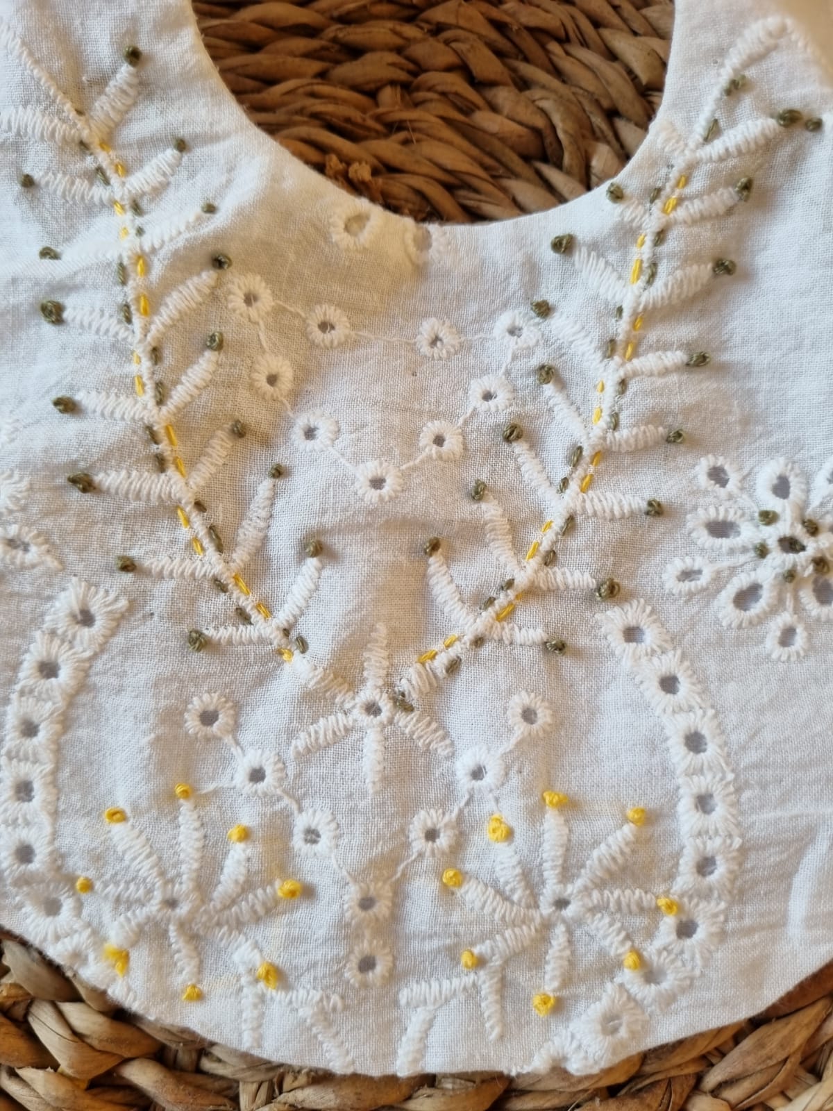 Babero Broderie Bordado Tonos Verdes y Amarillo | Kora Kids