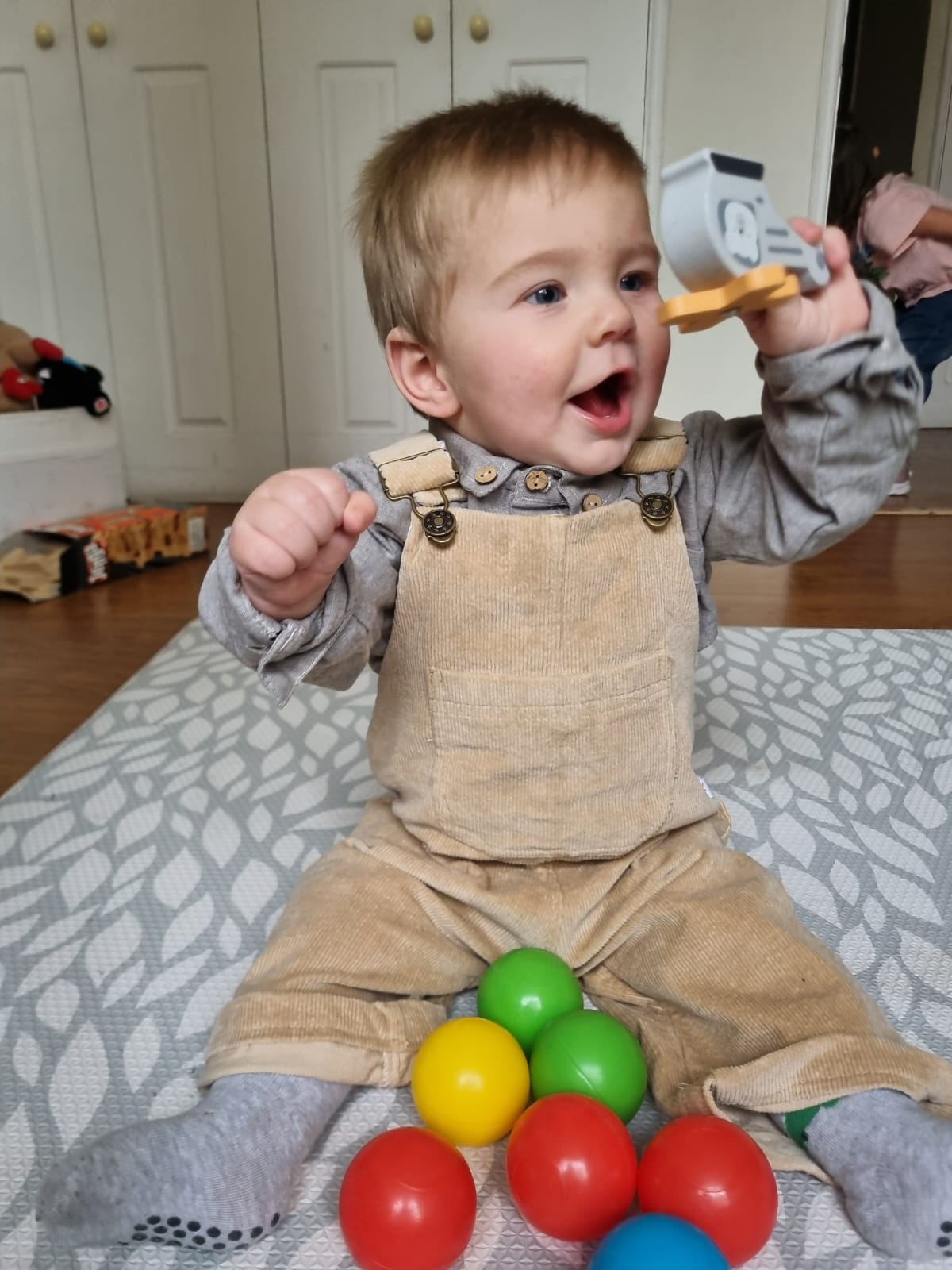 Jardinera Cotelé Beige — Algodón Unisex 6 a 24 meses | Kora Kids