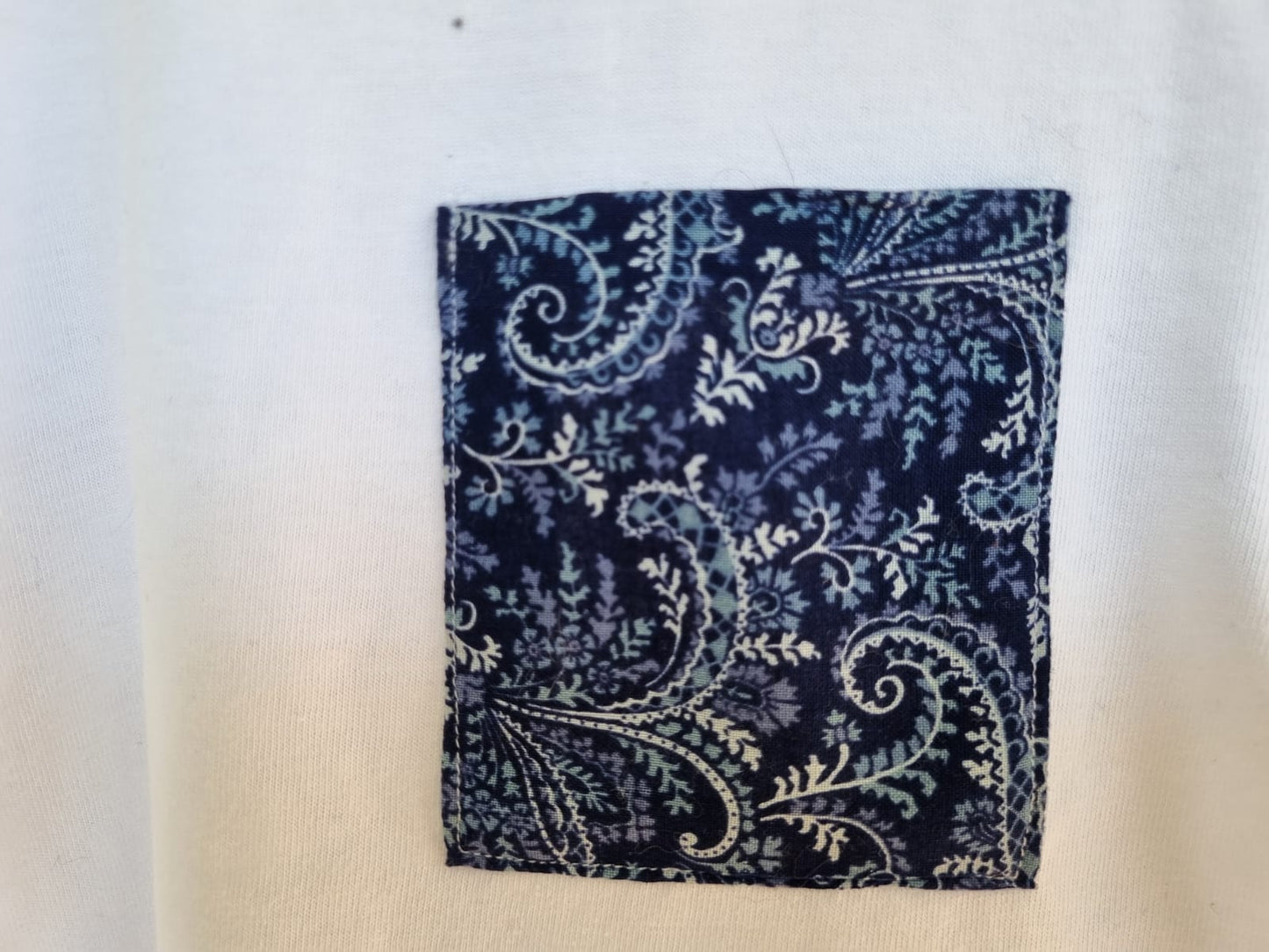 Polera Básica  Blanca Parche
