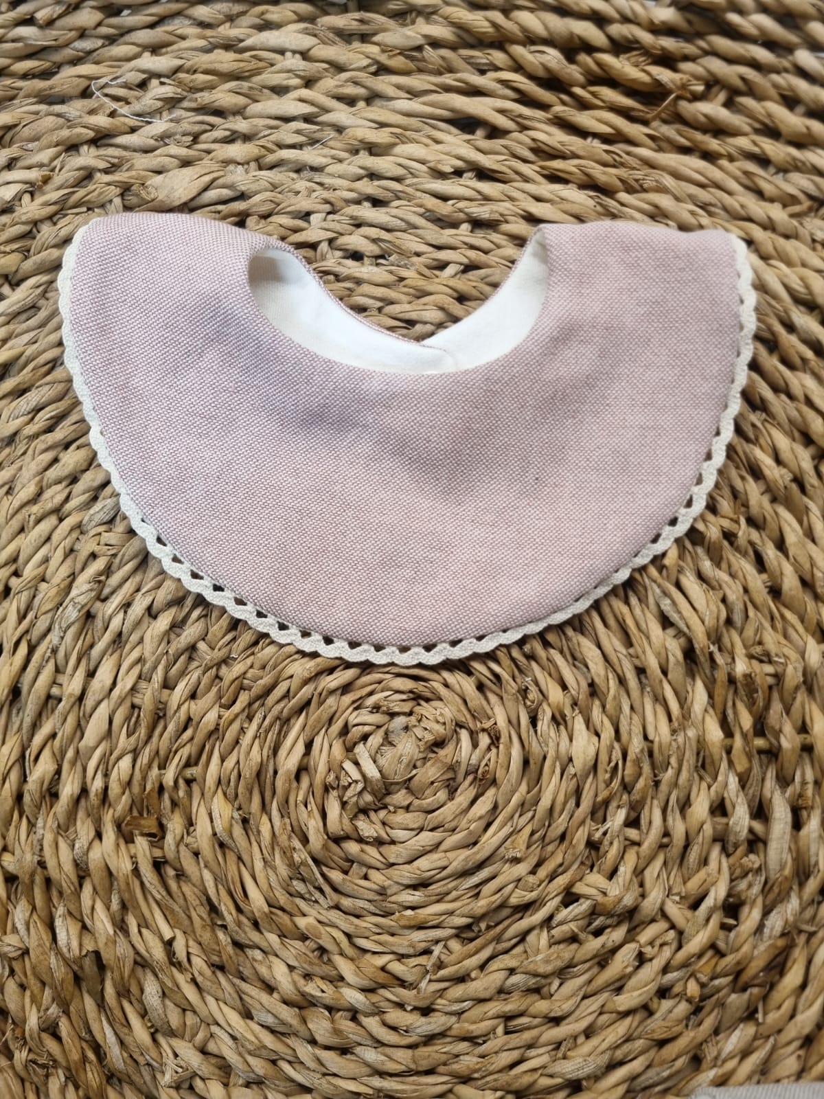 Babero Domingo Lino Beige/Rosa con Bolillo crudo