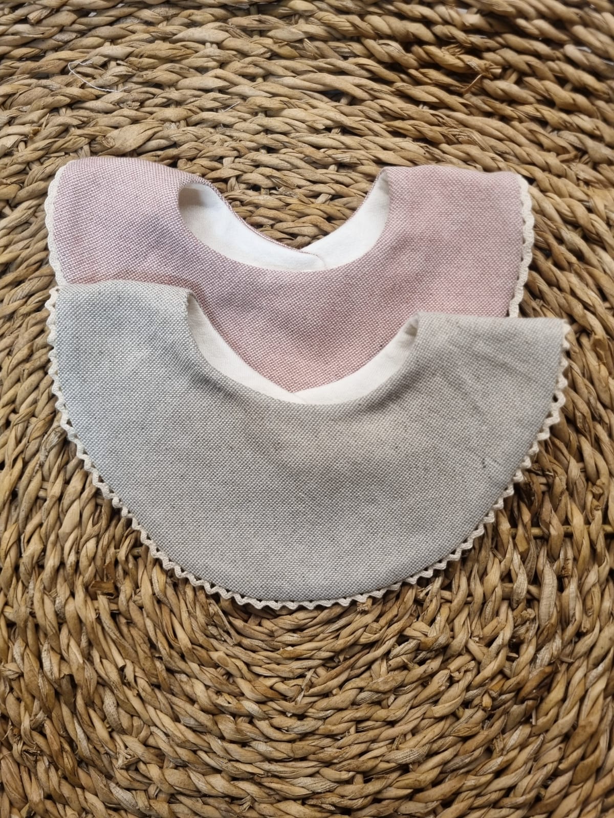 Babero Domingo Lino Beige/Rosa con Bolillo crudo