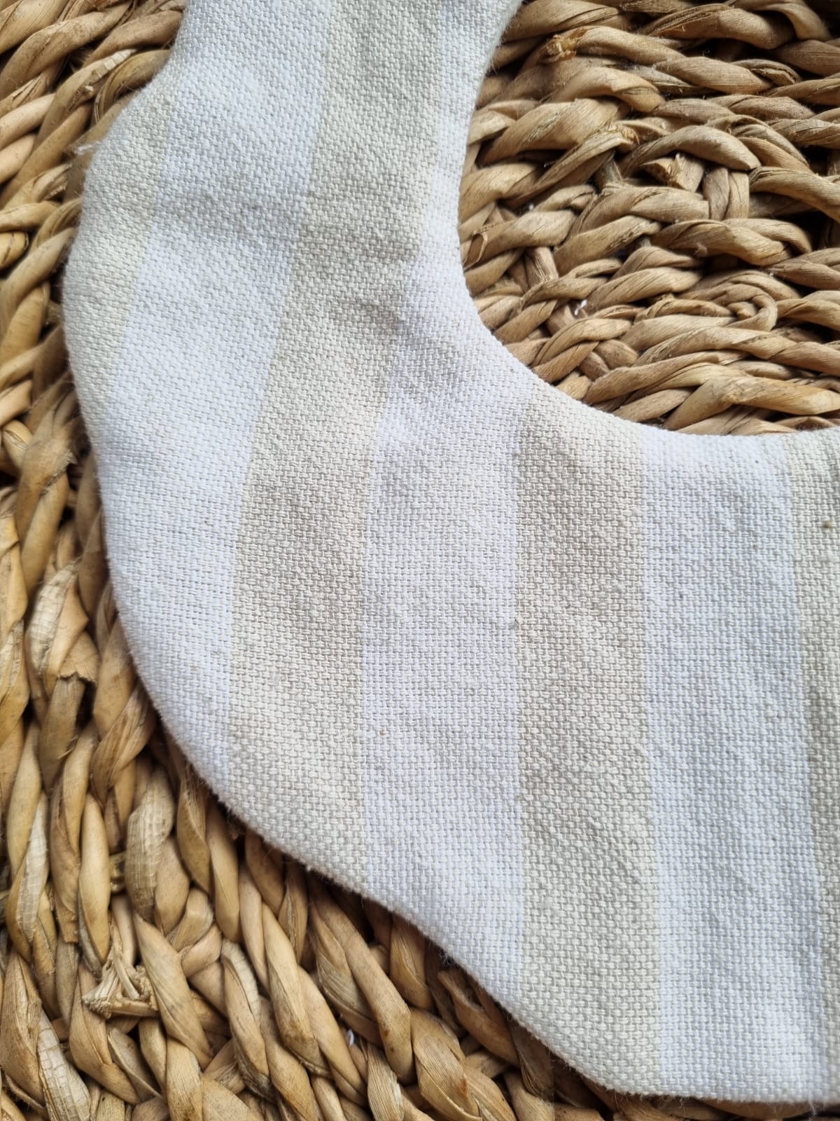 Babero Emilia Lino Rosa / Rayas Beige $9.990