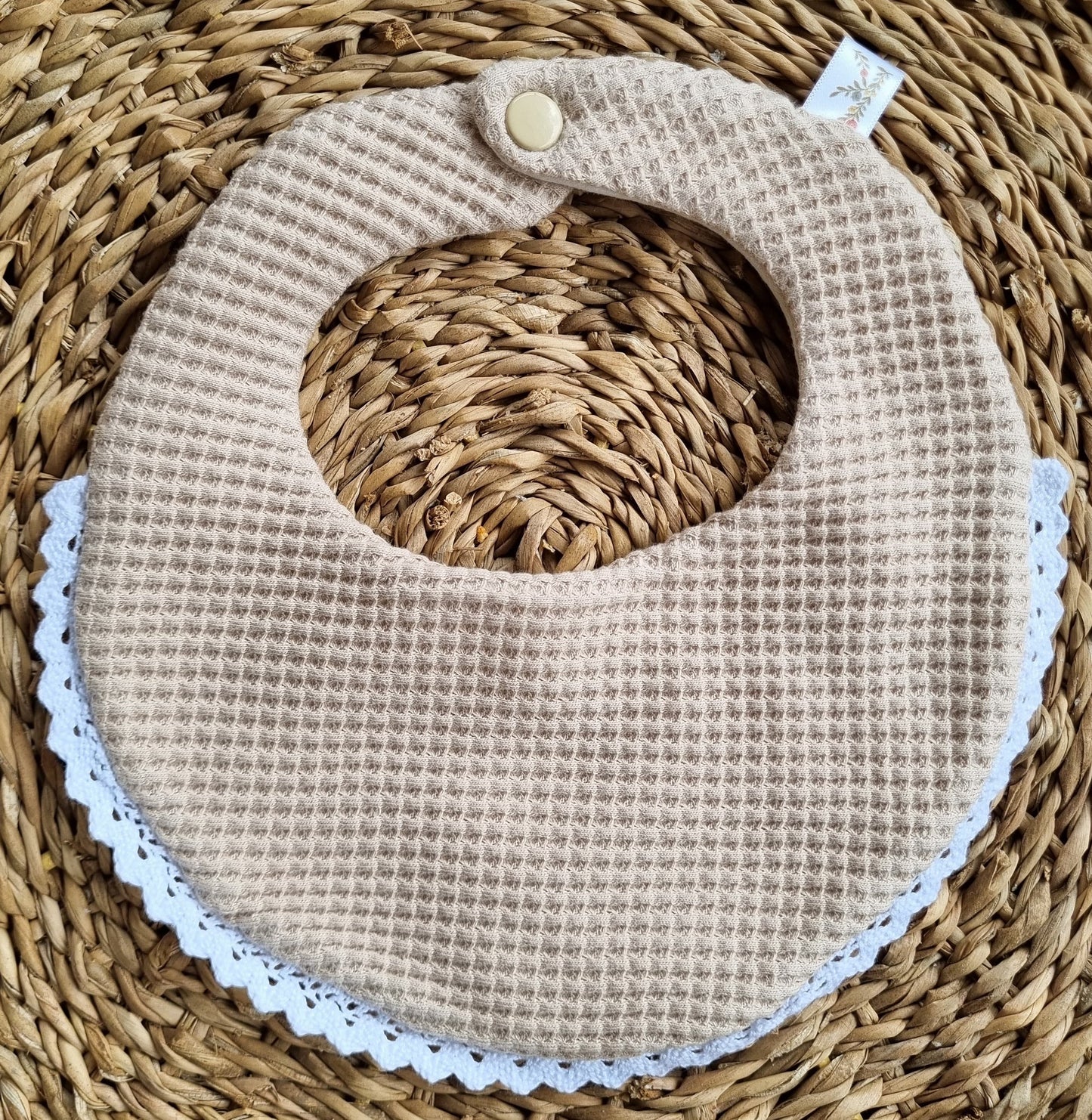 Babero Domingo barquillo bolillo blanco