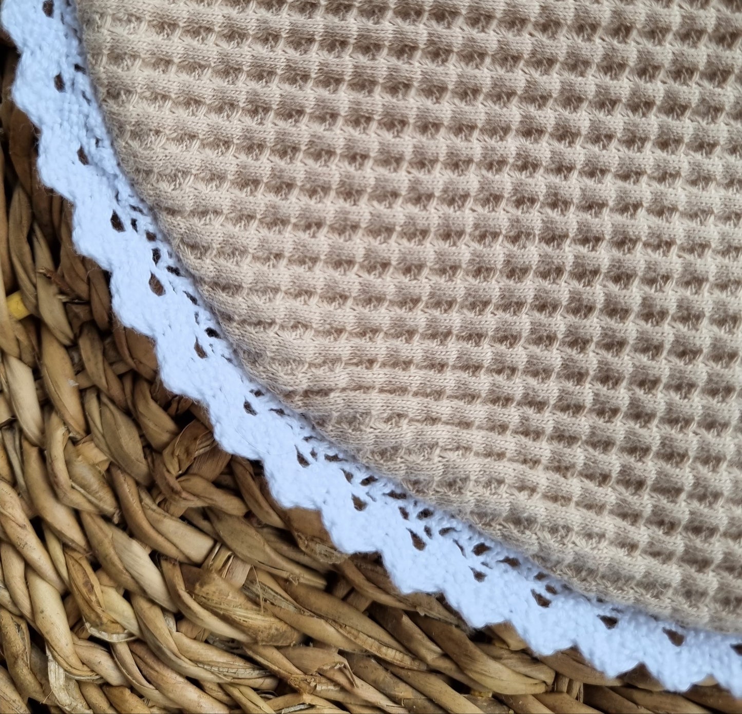 Babero Domingo barquillo bolillo blanco