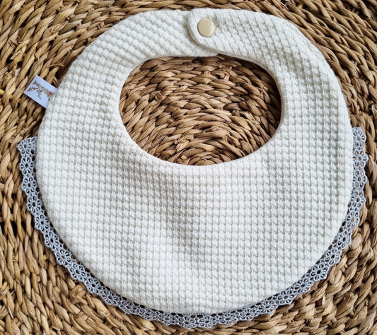 Babero Domingo blanco bolillo gris