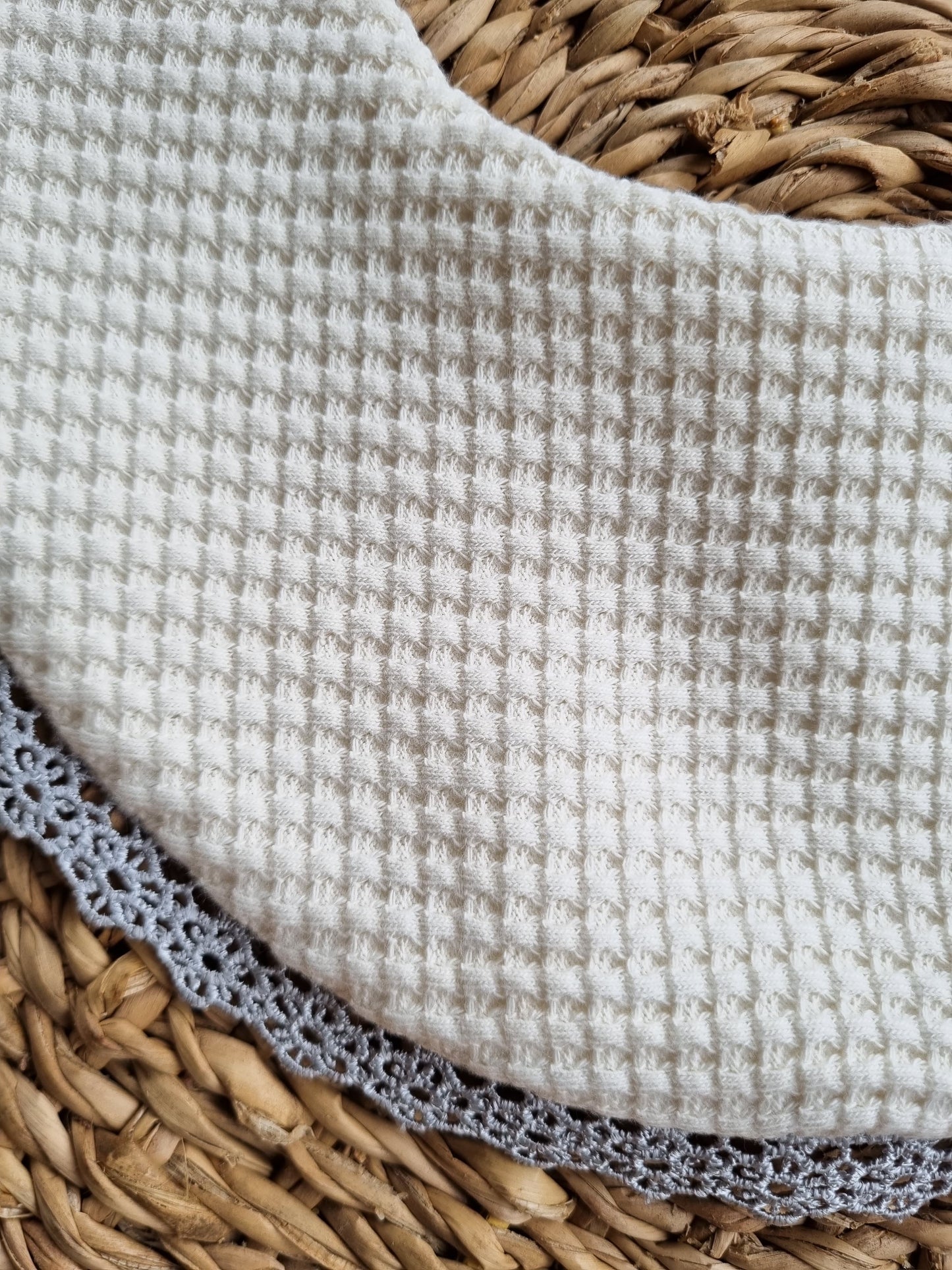 Babero Domingo blanco bolillo gris