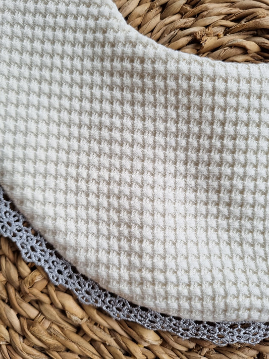 Babero Domingo blanco bolillo gris