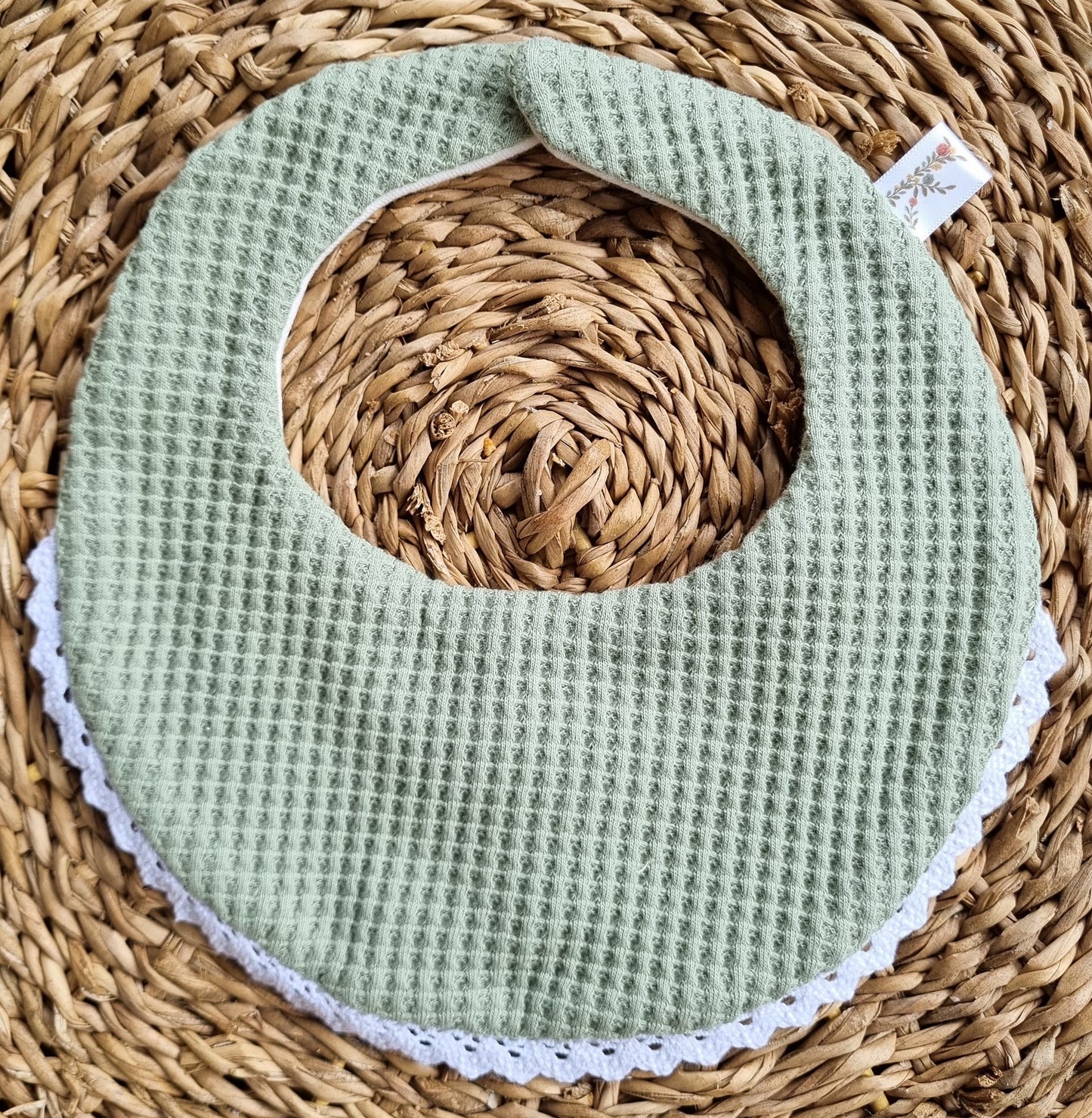 Babero Domingo verde bolillo blanco