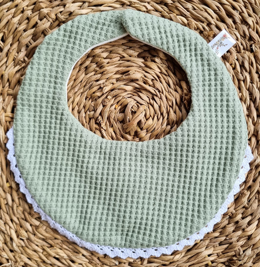 Babero Domingo verde bolillo blanco