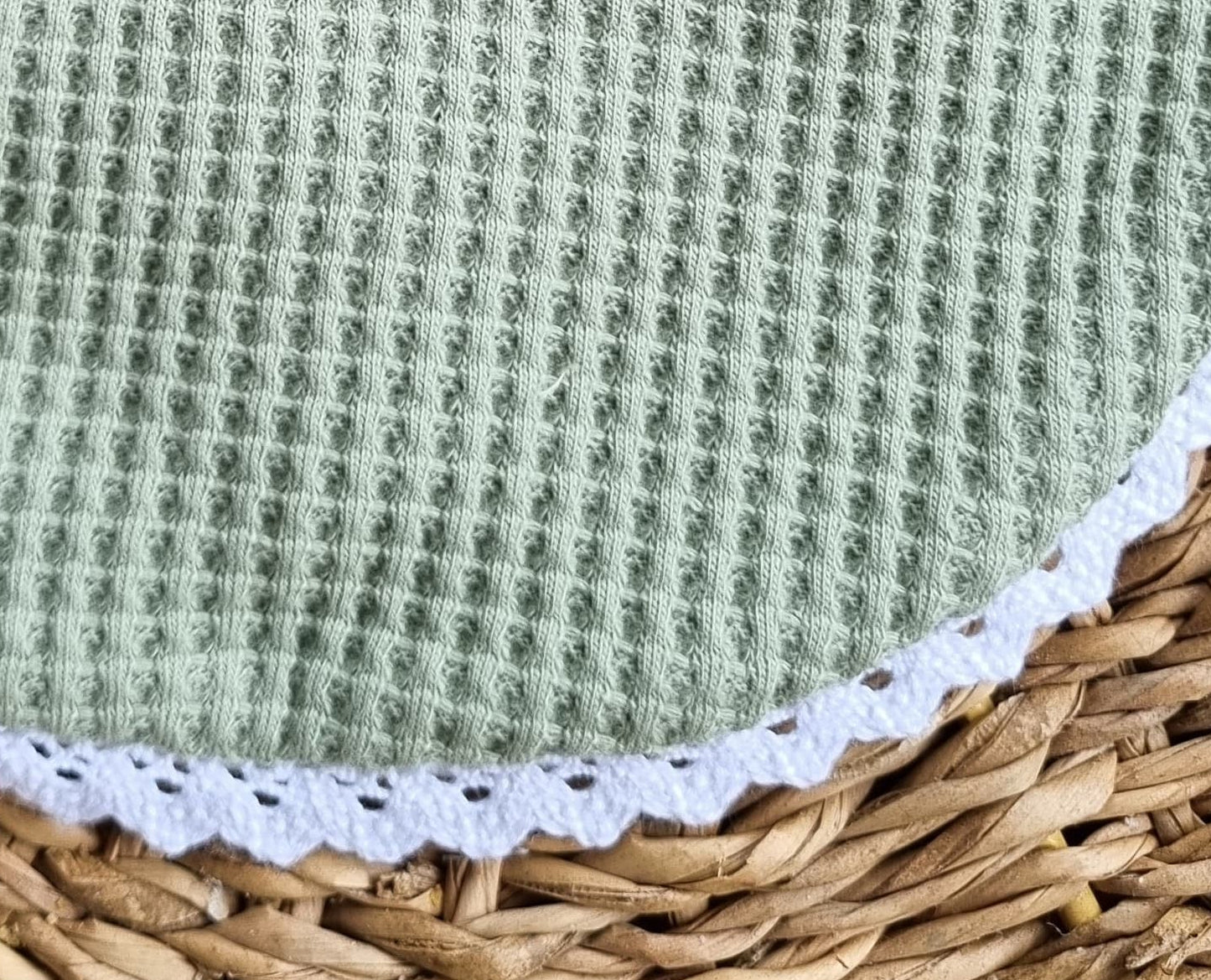 Babero Domingo verde bolillo blanco