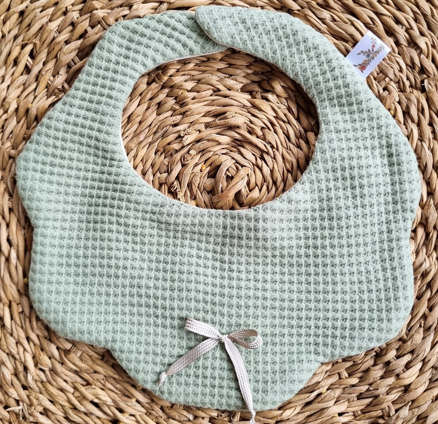 Babero Emilia verde cinta beige satín