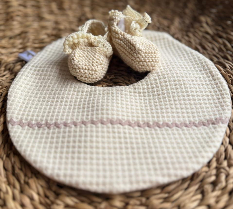 Babero María blanco cinta lila