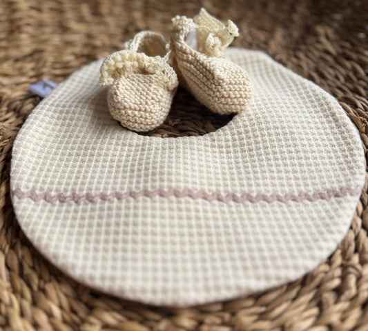 Babero María blanco cinta lila