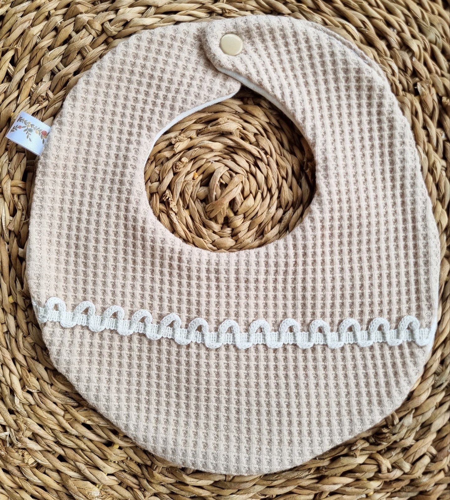 Babero María barquillo cinta beige