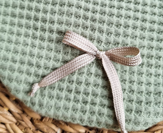 Babero Emilia verde cinta beige satín