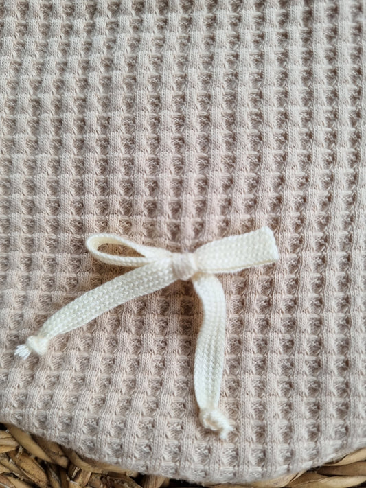 Babero María barquillo cinta beige satín