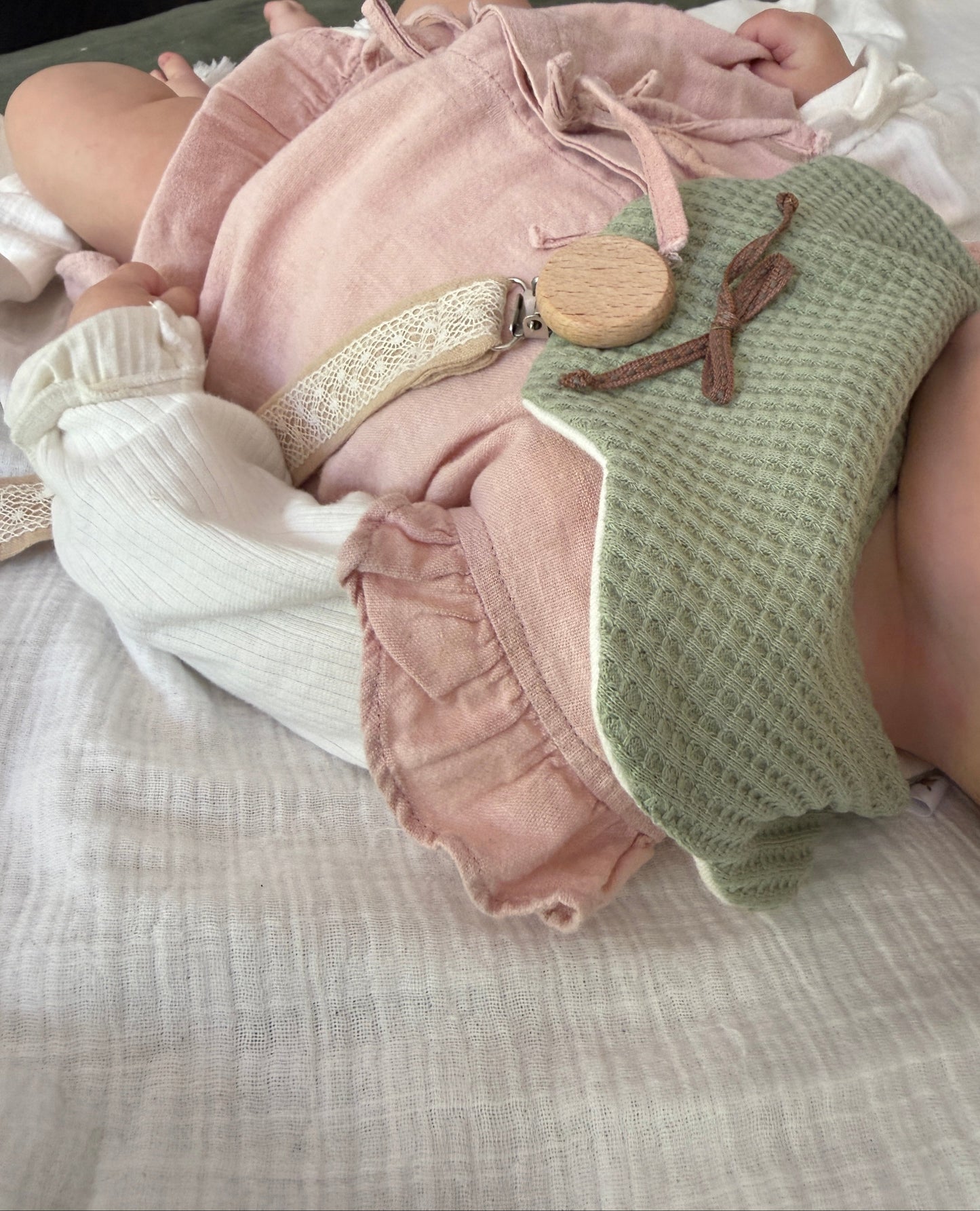 Babero Emilia verde cinta café