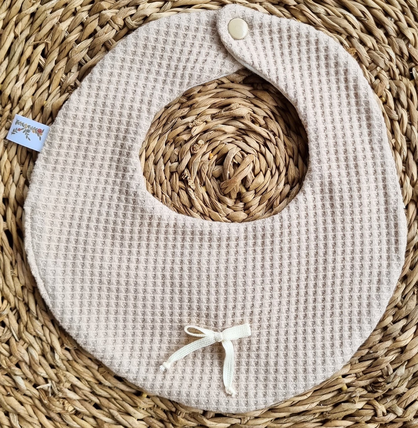 Babero María barquillo cinta beige satín