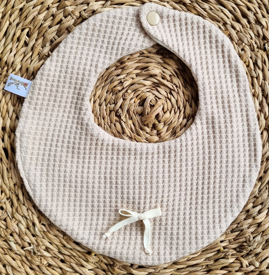 Babero María barquillo cinta beige satín