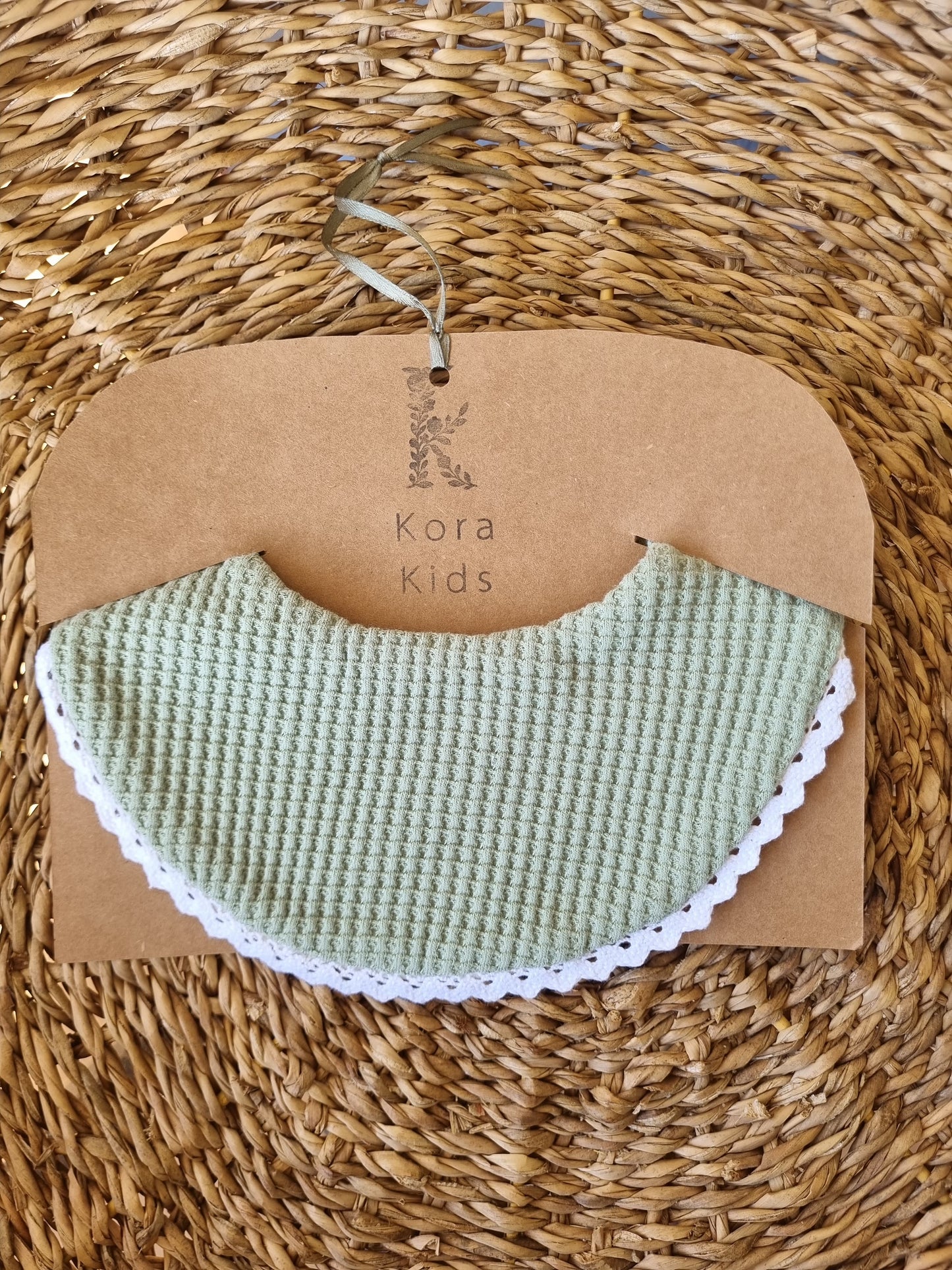 Babero Domingo verde bolillo blanco