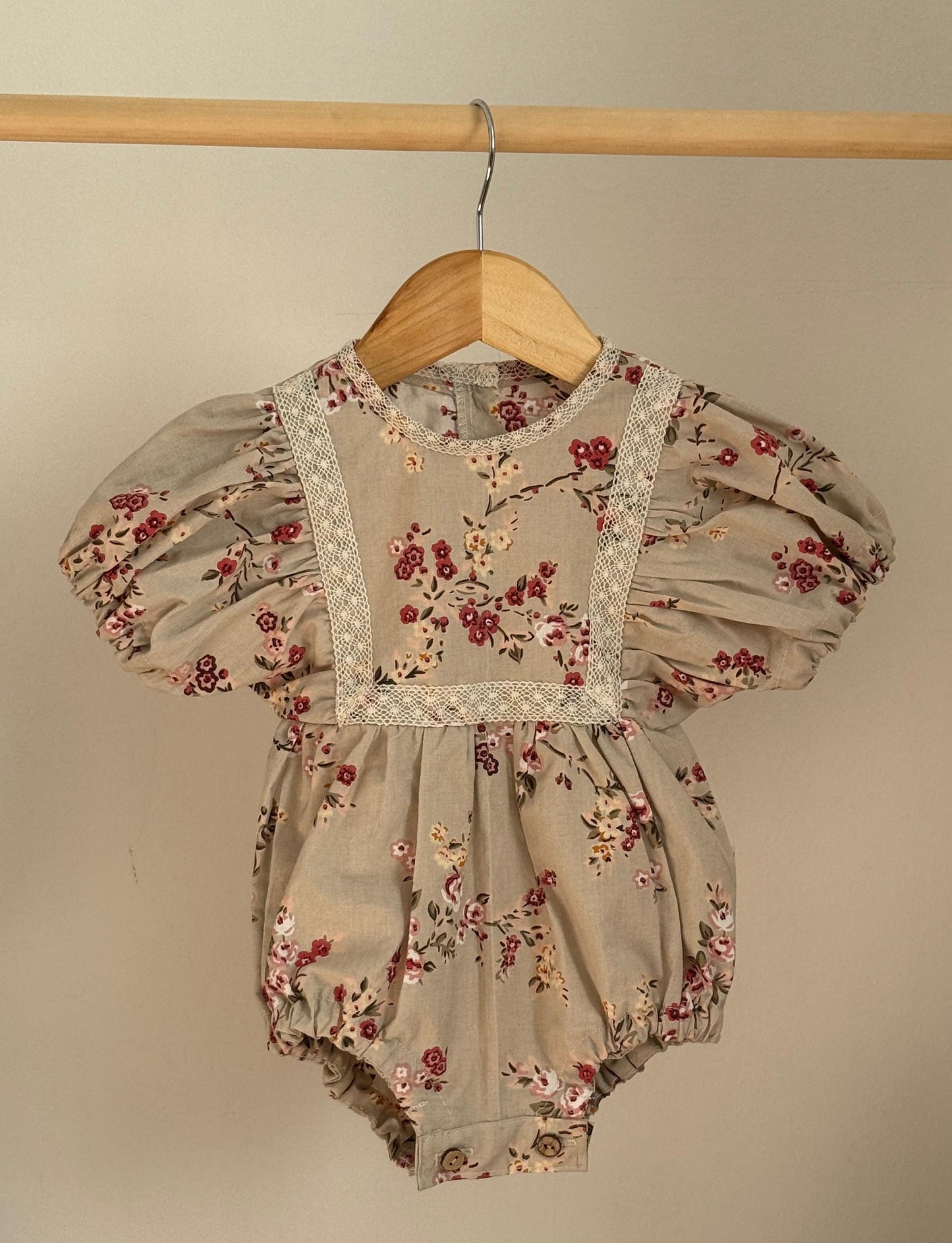 Bombacho manga corta flores burdeo