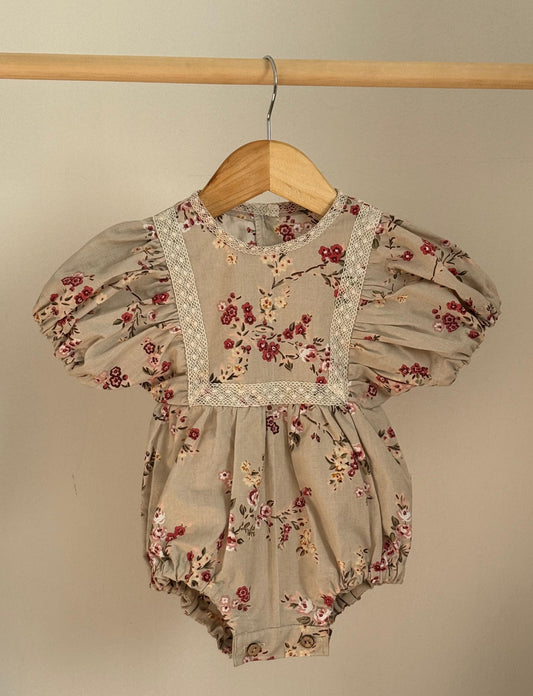 Bombacho manga corta flores burdeo